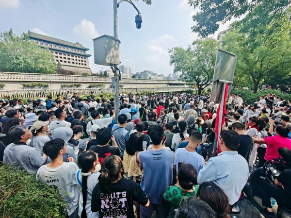 好股盛 北京市民走上街头，感受阅兵活动热烈氛围