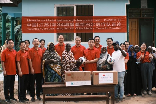 红盘 中国援桑医疗队为当地儿童开展义诊